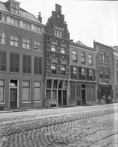 72712 Gezicht op het huis Voorstraat 14 (De Koning van Portugal) te Utrecht, met links een deel van het huis Voorstraat ...